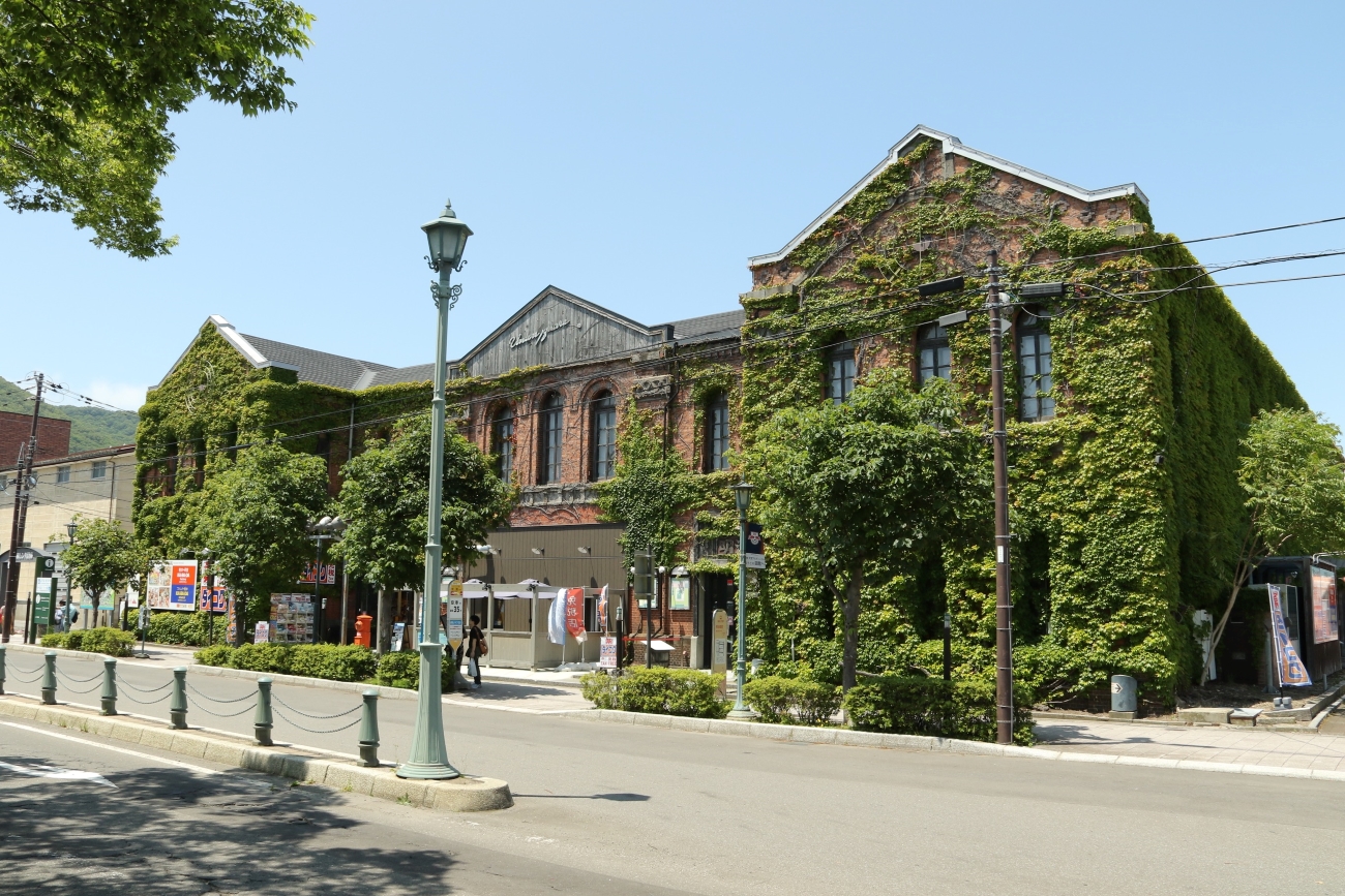 在歷史建築「函館明治館」中，除了購買伴手禮，還能體驗體驗工藝品製作