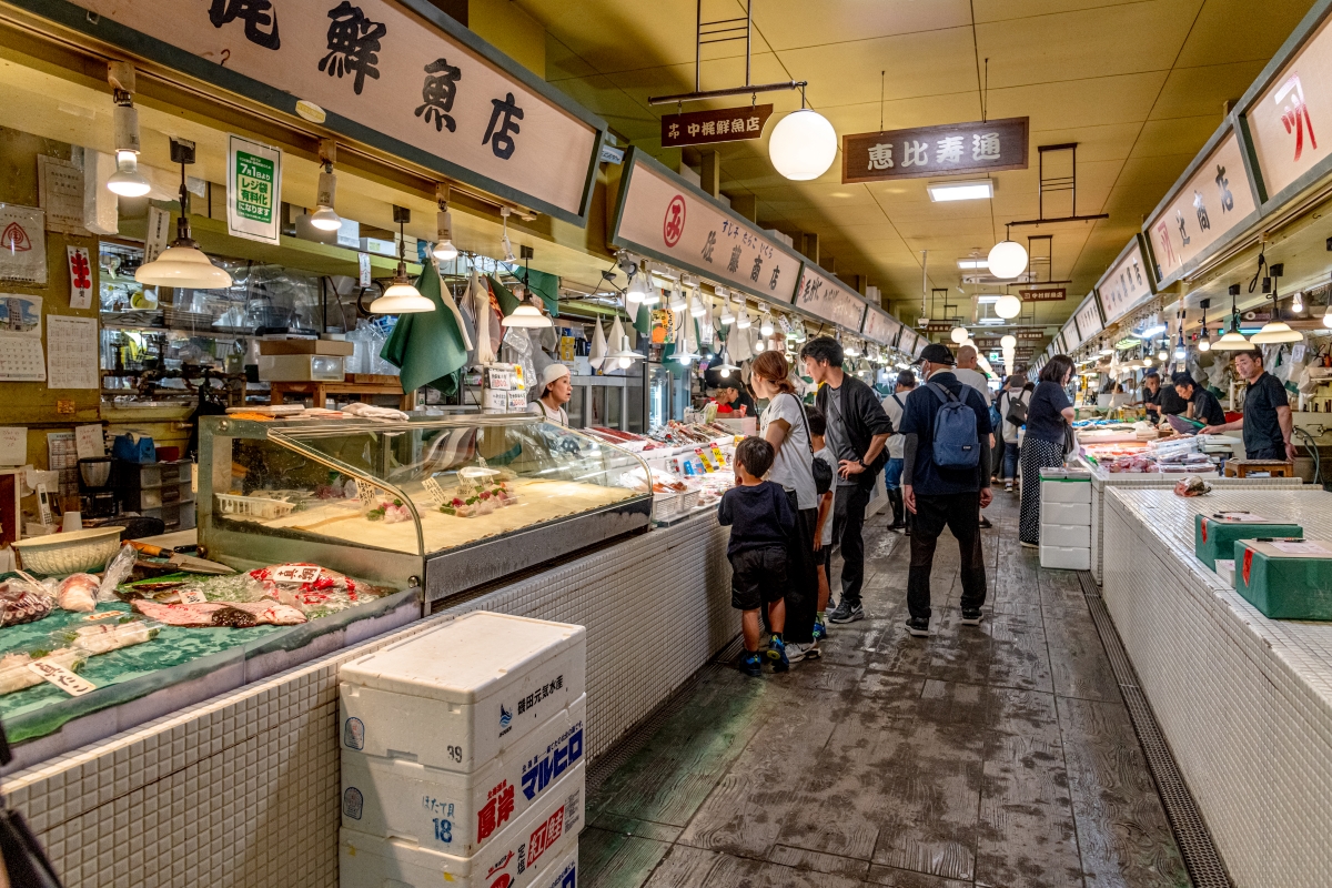 早上7點開場的同時，各店鋪便傳來充滿活力的吆喝聲。能與店員輕鬆交談的氛圍也令人感到愉快。