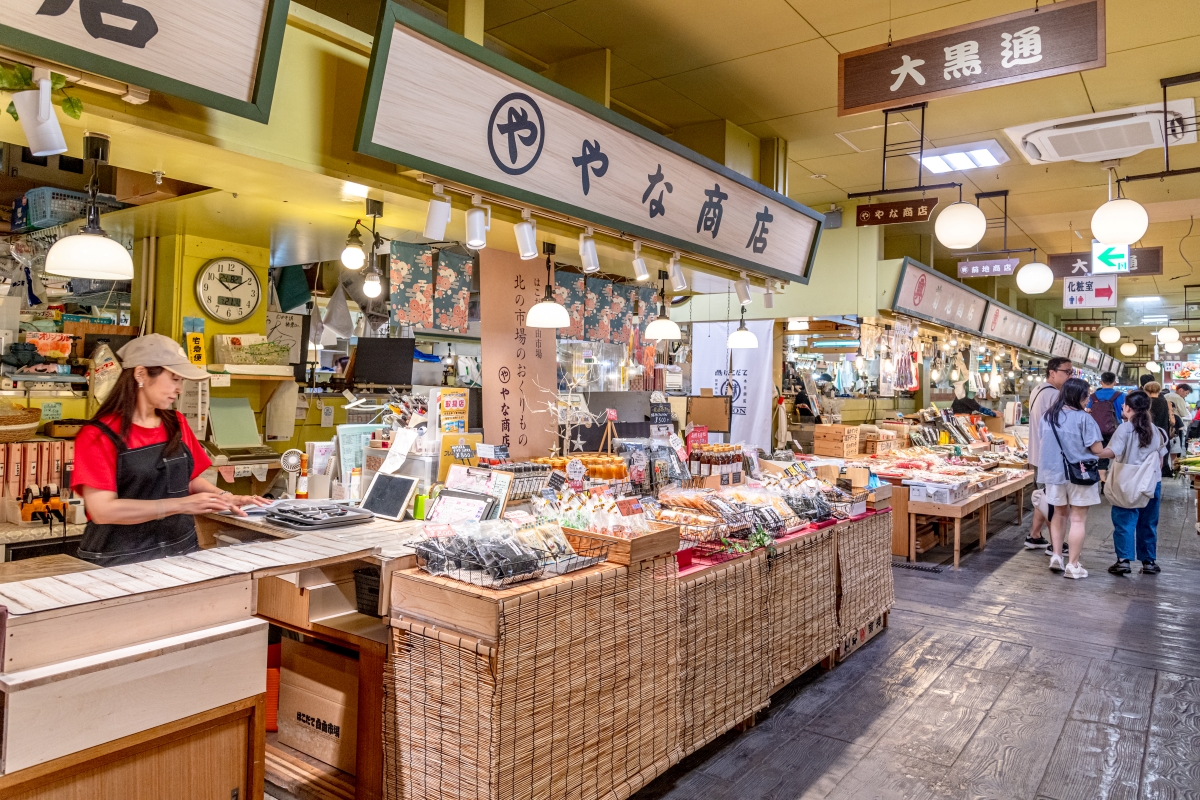 With the catchphrase "A gift from the northern market," the store offers a wide variety of products.