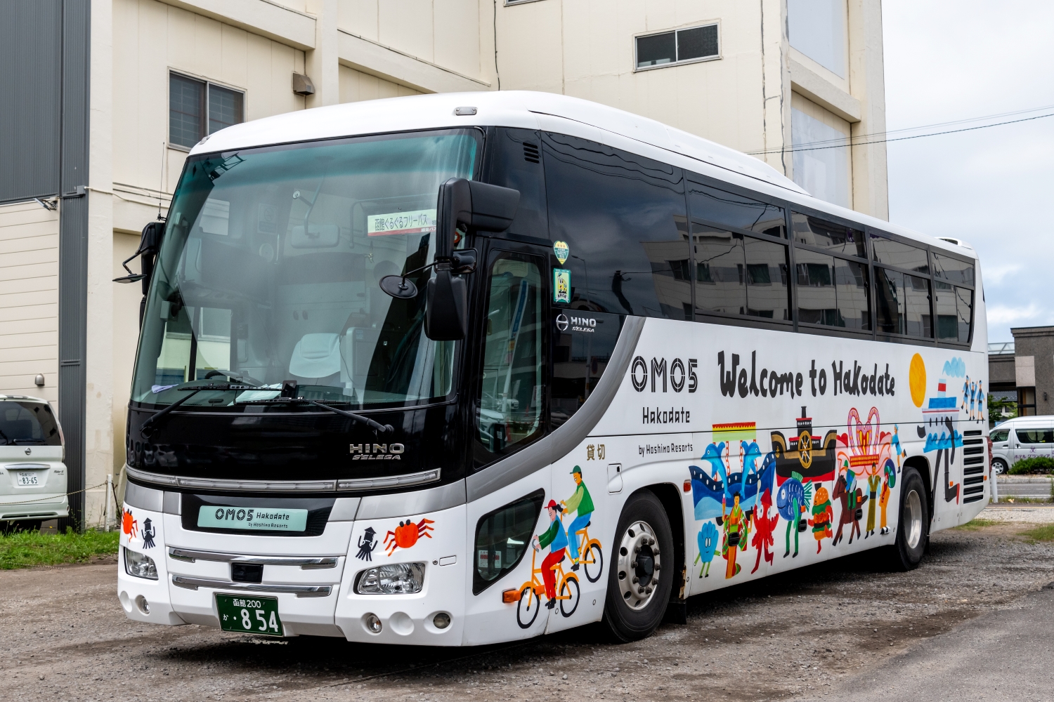 車身上刻有在函館美麗街景中格外顯眼的流行圖案