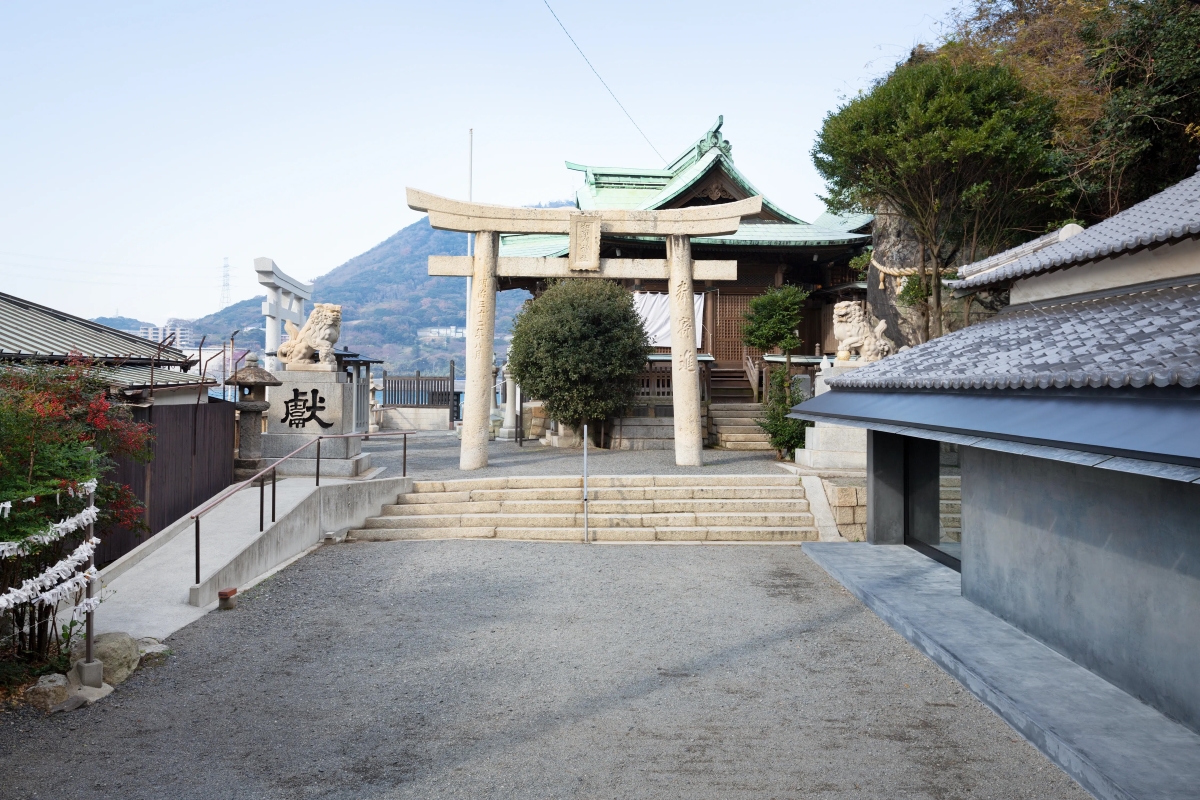  A shrine located at the northernmost tip of Kyushu. To the right of the worship hall stands “Iwakura,” a large rock that serves as the shrine’s sacred object