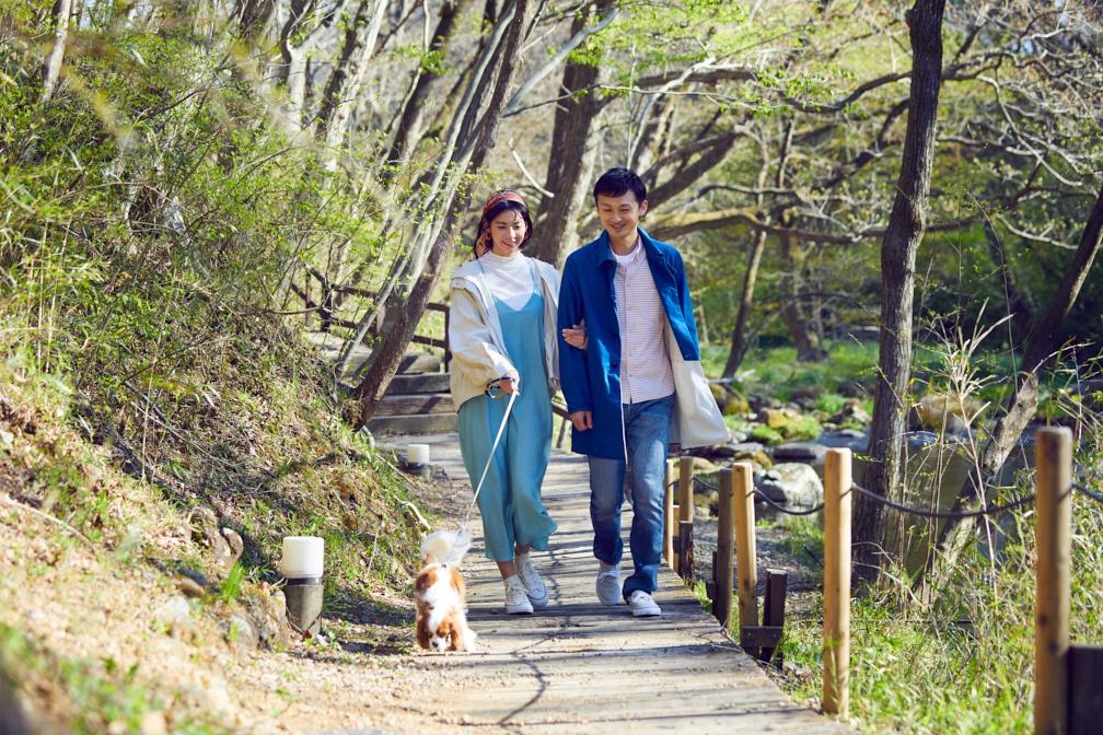 https://hoshinoresorts.com/jp/guide/wp-content/uploads/2021/07/【リゾナーレ那須】ペットと散歩４.jpg