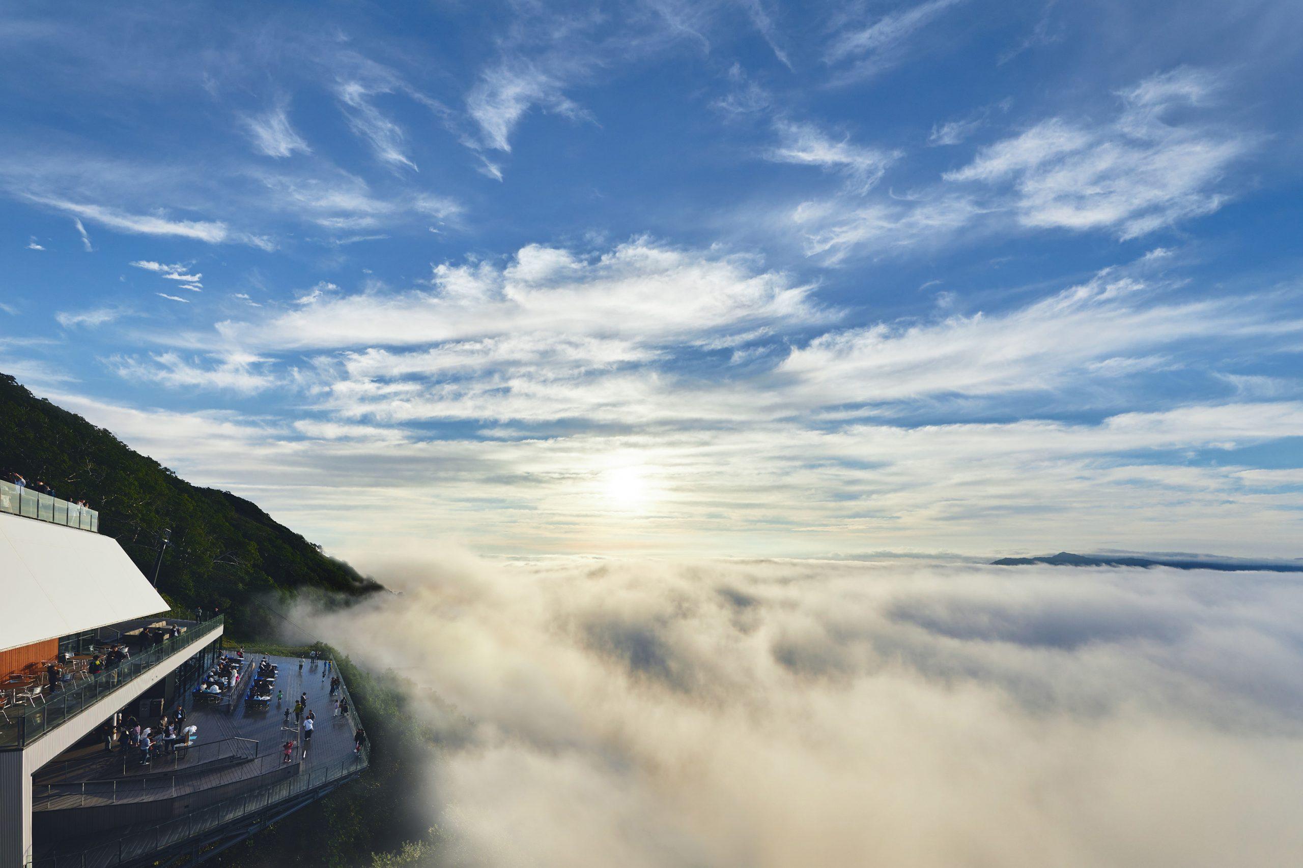 https://hoshinoresorts.com/jp/guide/wp-content/uploads/2024/04/【トマム】雲海テラス-太平洋産雲海（新デッキ）-scaled.jpg