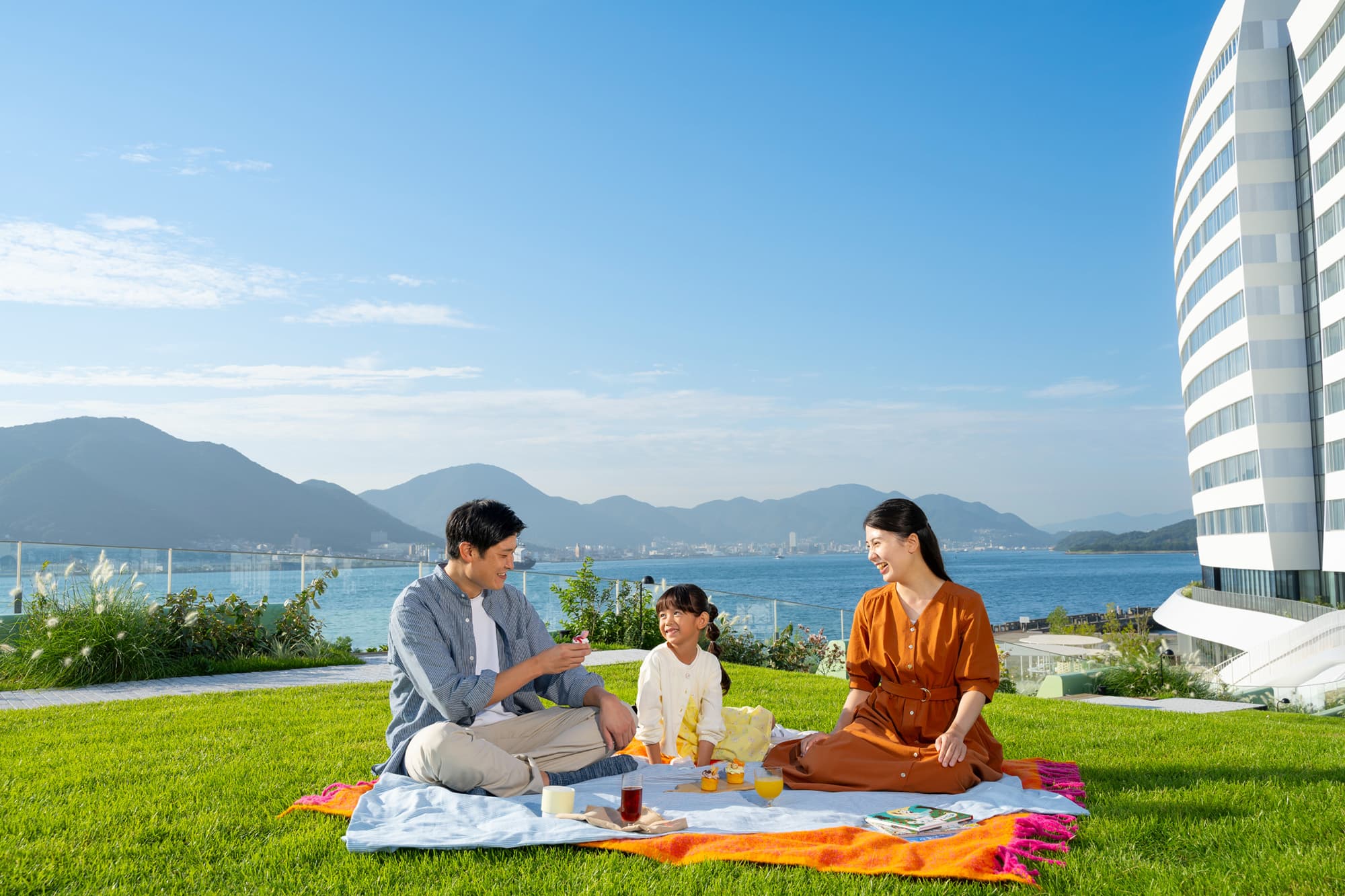 https://hoshinoresorts.com/jp/guide/wp-content/uploads/2026/09/【リゾナーレ下関】なみなみテラス滞在イメージ_ファミリー1.jpg