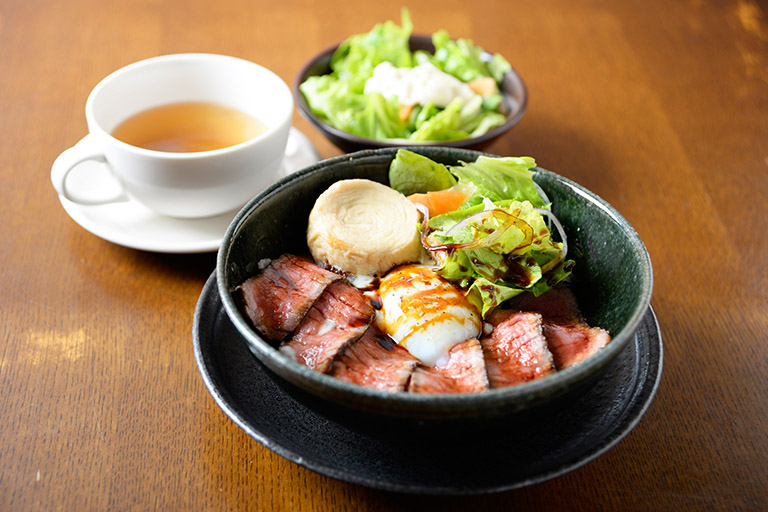 NIKKO丼　Sサイズ1,836円　刺身湯葉のサラダとスープ付き