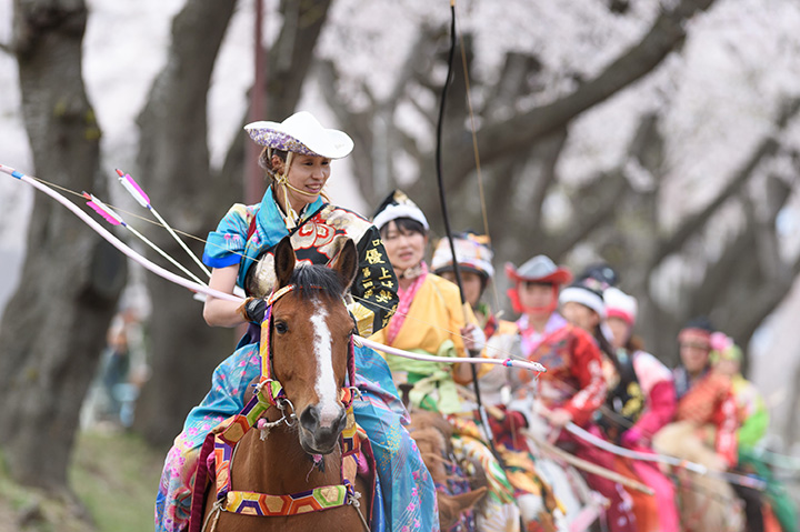 「桜流鏑馬（さくらやぶさめ）」は、華やかな衣装と桜のマッチングも見どころのひとつ