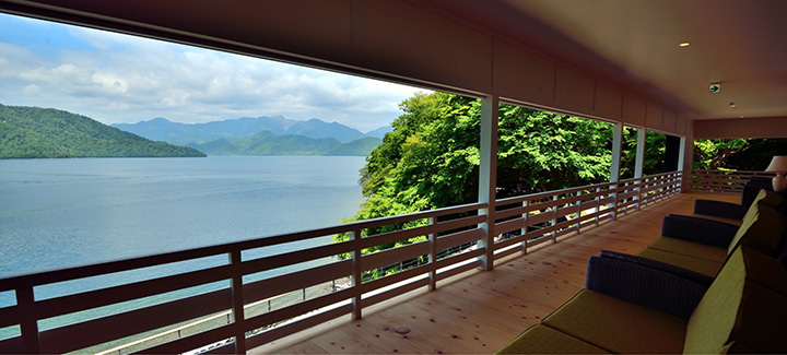 サトウ氏が愛した湖畔の絶景を眺めながらくつろげる、2階の広縁