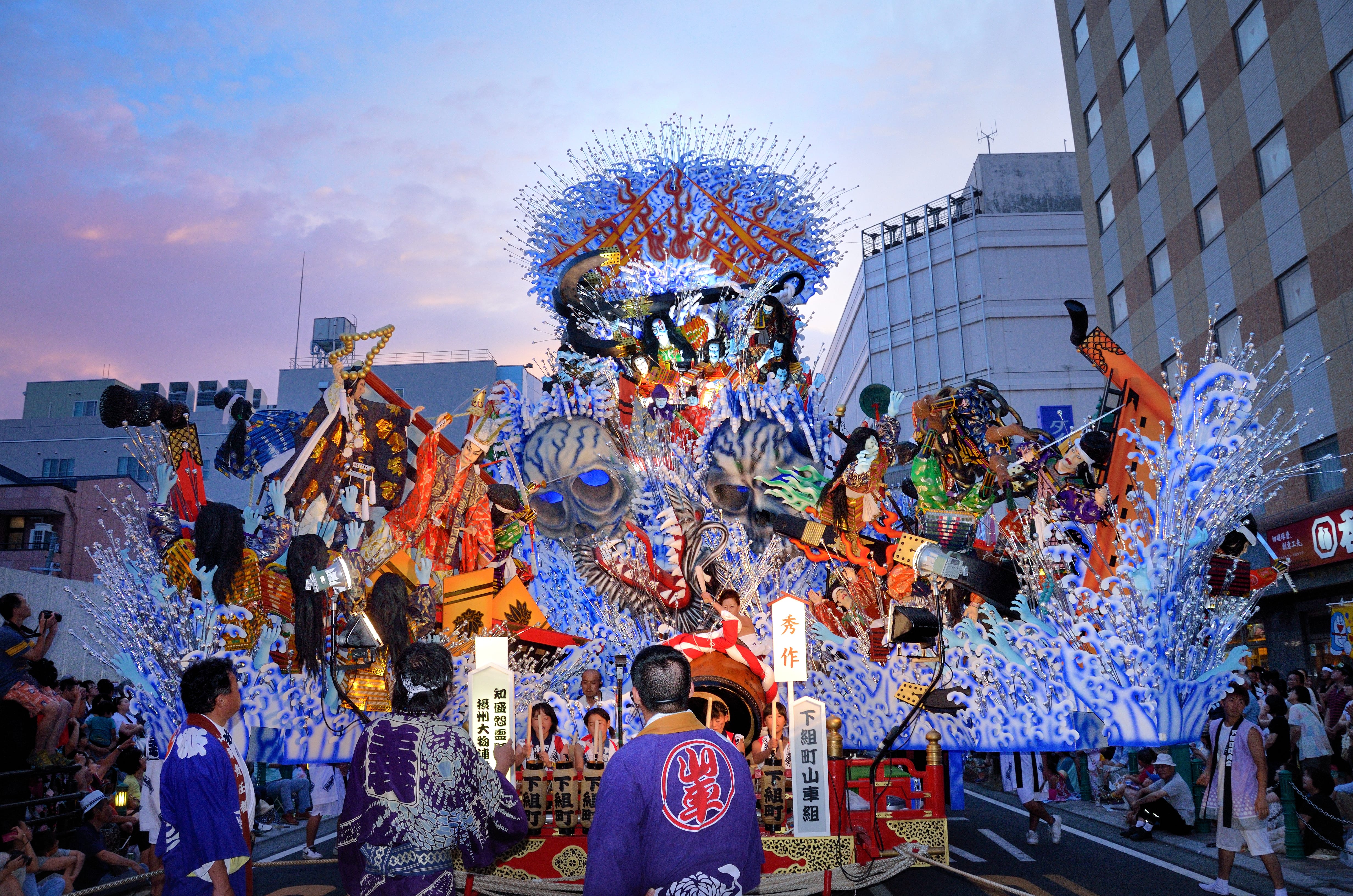 【2026年版 青森・八戸三社大祭】圧巻の山車行列と熱気！初めてでも満喫できる見どころ＆楽しみ方 - みちくさガイド
