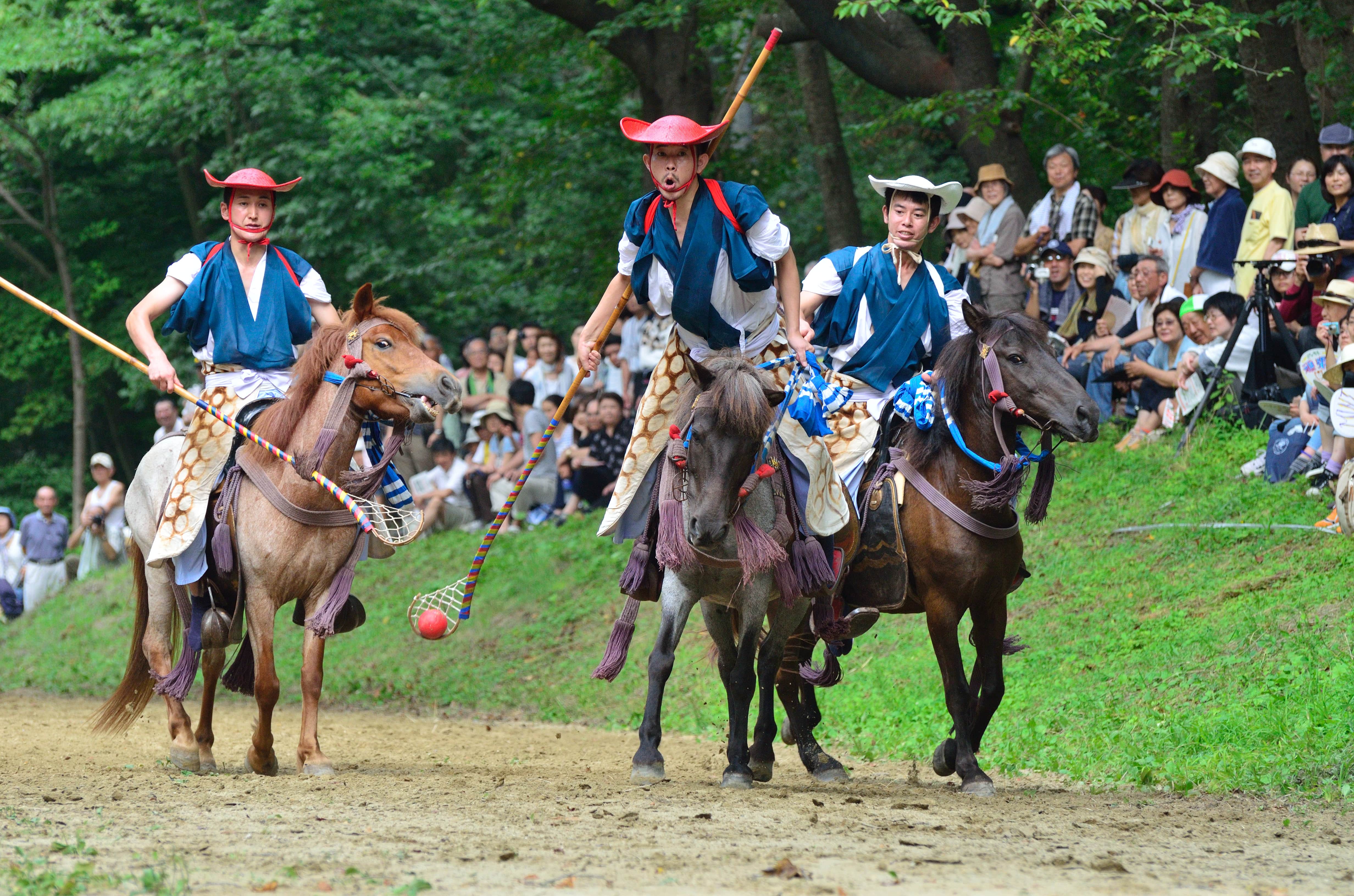 迫力満点の伝統競技「騎馬打毬」。