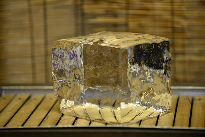 濁りのない、クリスタルガラスのように美しい天然氷