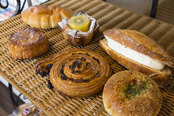 右手奥のミルクフランスをはじめ、人気の菓子パンや惣菜パン