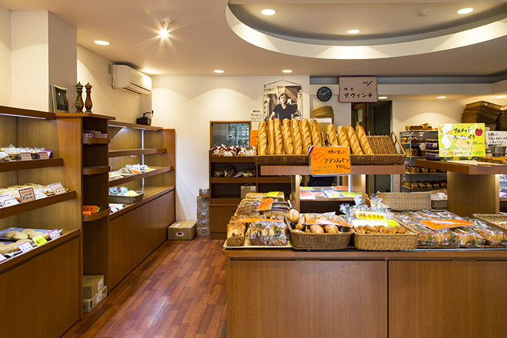 フランスパンが中心に置かれた店内には、ジョン・レノンの写真が飾られている