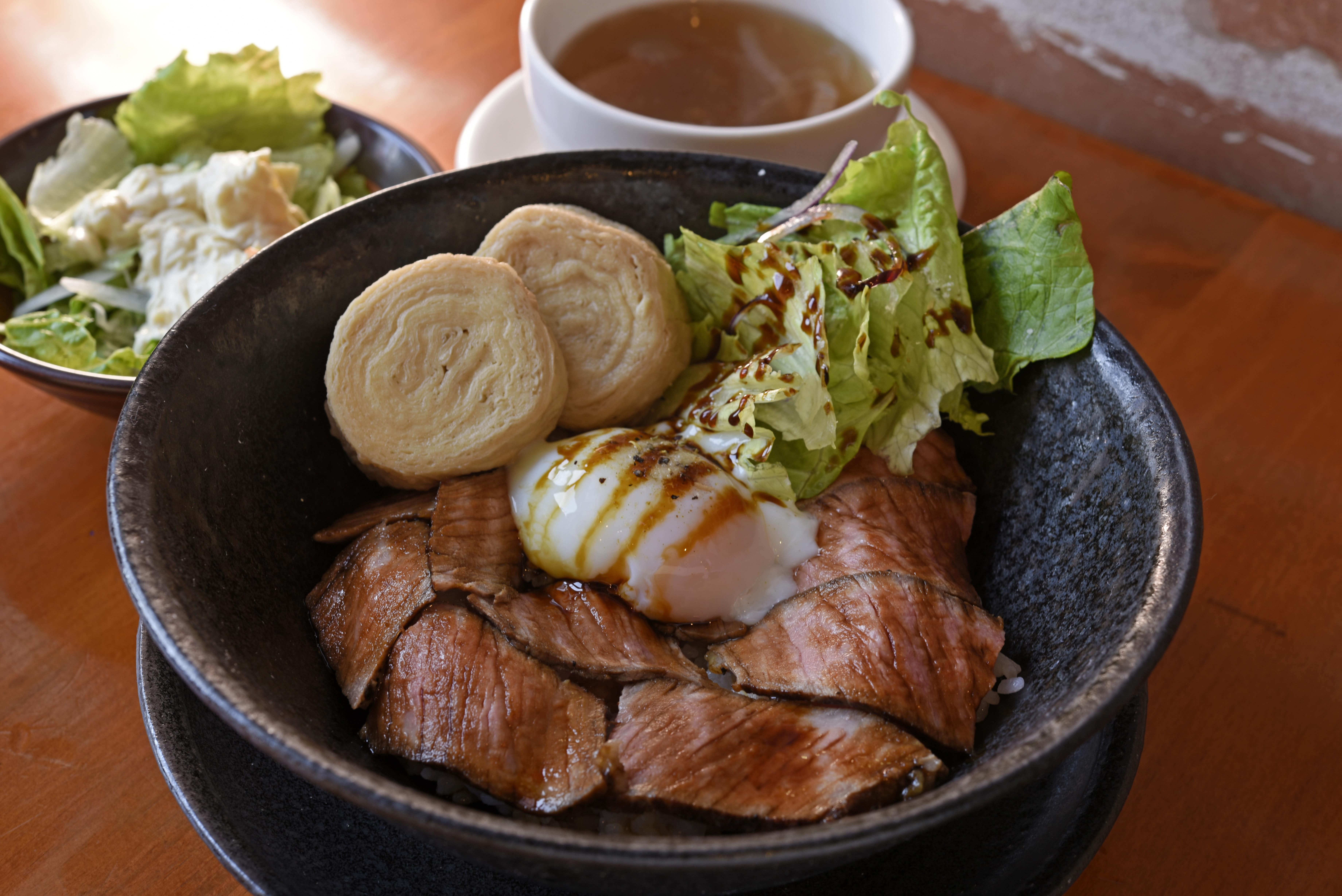 「前日光和牛」の希少部位が味わえる、名物「NIKKO丼」Mサイズ　1,820円　刺身ゆばのサラダとスープ付き