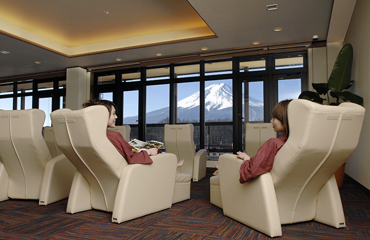 お風呂上りにくつろぐ休憩棟からは、目の前に広がる富士山を楽しむことができる