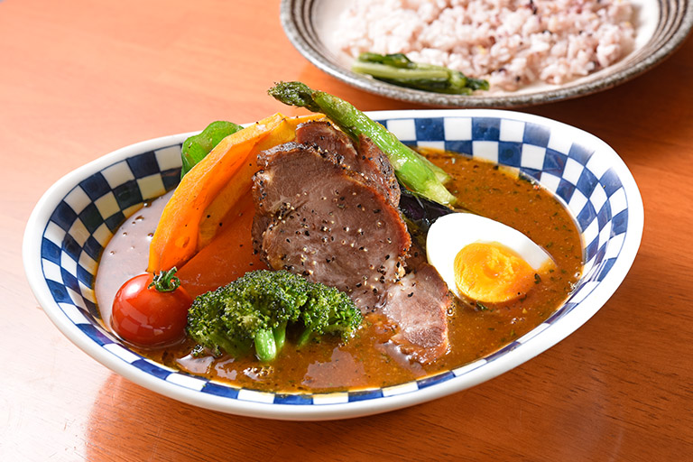 香味豚のローストと彩り野菜のスープカレー 1,800円