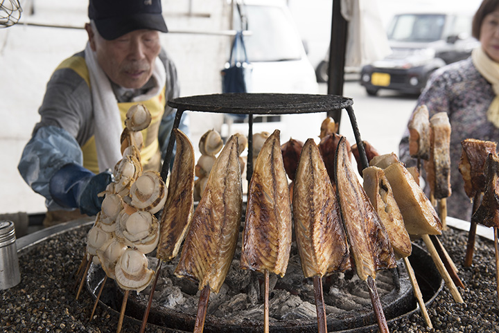 「魚工房 かつら」ではイカやカレイ、ホタテなど10種類以上の魚介を販売。150円～