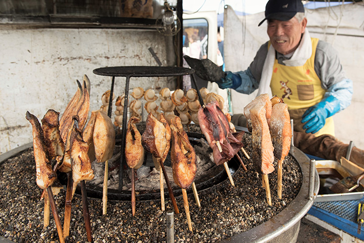 「魚工房 かつら」は魚介の炭火焼きの店。ホッケやカレイ、イカ、ホタテなど、150円～