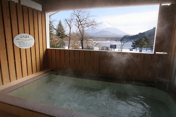 露天風呂「日之出の湯」からも四季折々の富士山の眺望を楽しめる