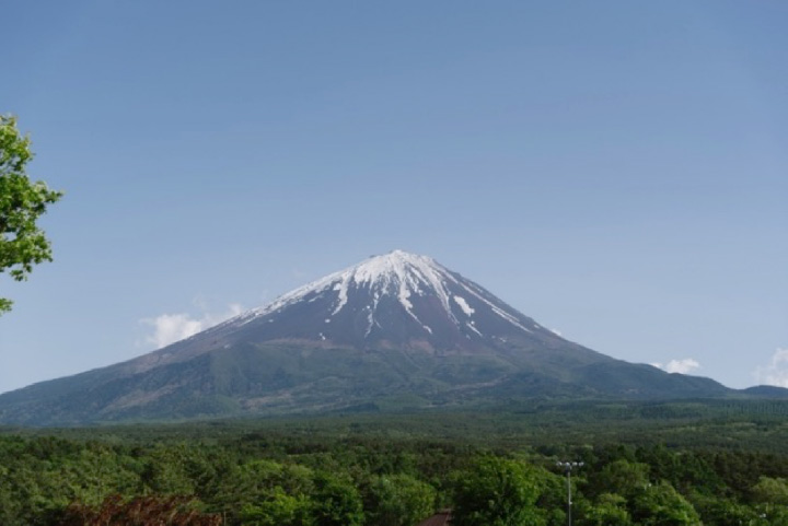 自然探索路にある展望台からは、晴天の日には、写真のような富士山の絶景が見られます。