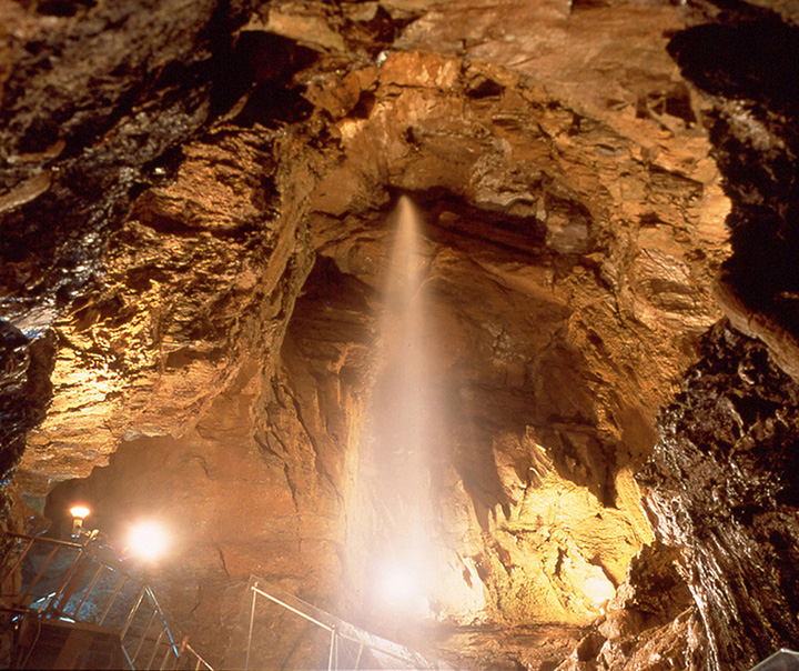 天井から流れ落ちてくる地底の滝「黄金の大滝」