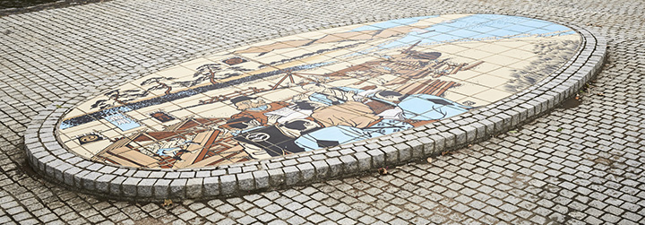 砂ドックで船大工が日本初の洋式帆船を造る様子を表現した、川口公園のタイル絵