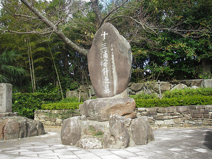長崎県平戸市、崎方公園にある三浦按針墓