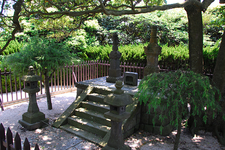 横須賀市塚山公園にある、三浦安針墓