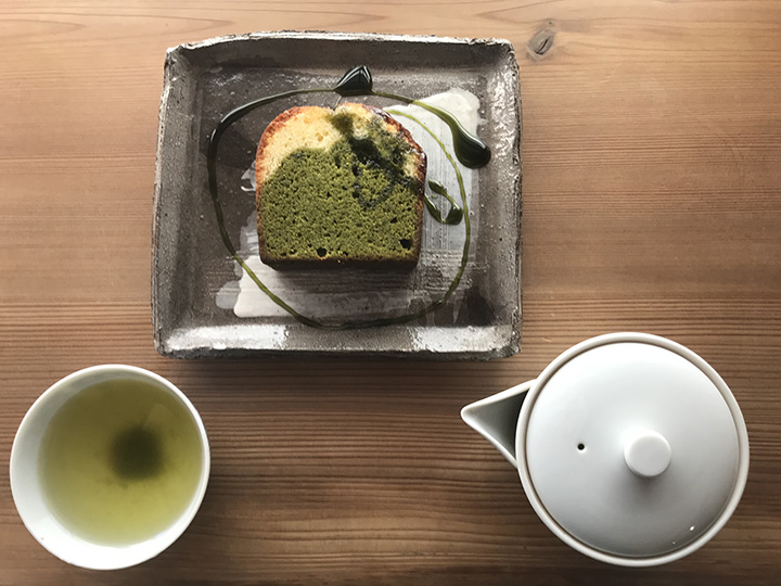 濃茶（こいちゃ）のけーき450円と静岡県森町のお茶（深蒸し煎茶）500円