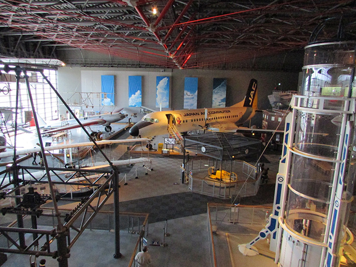 日本最大級の航空ミュージアム。建物前の「大空ひろば」でも11機の日米軍用機を見られます