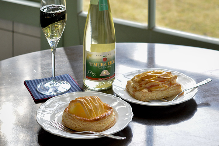 津軽ゆめりんごファームのアップルパイ（左）、タムラファームのアップルパイ（右）各432円。タムラファームのシードルは1,600円（500ml）