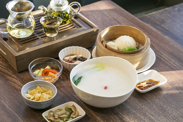 広東粥、またはワンタンスープと点心、中国茶、デザートなどがセットになったランチセット1,500円