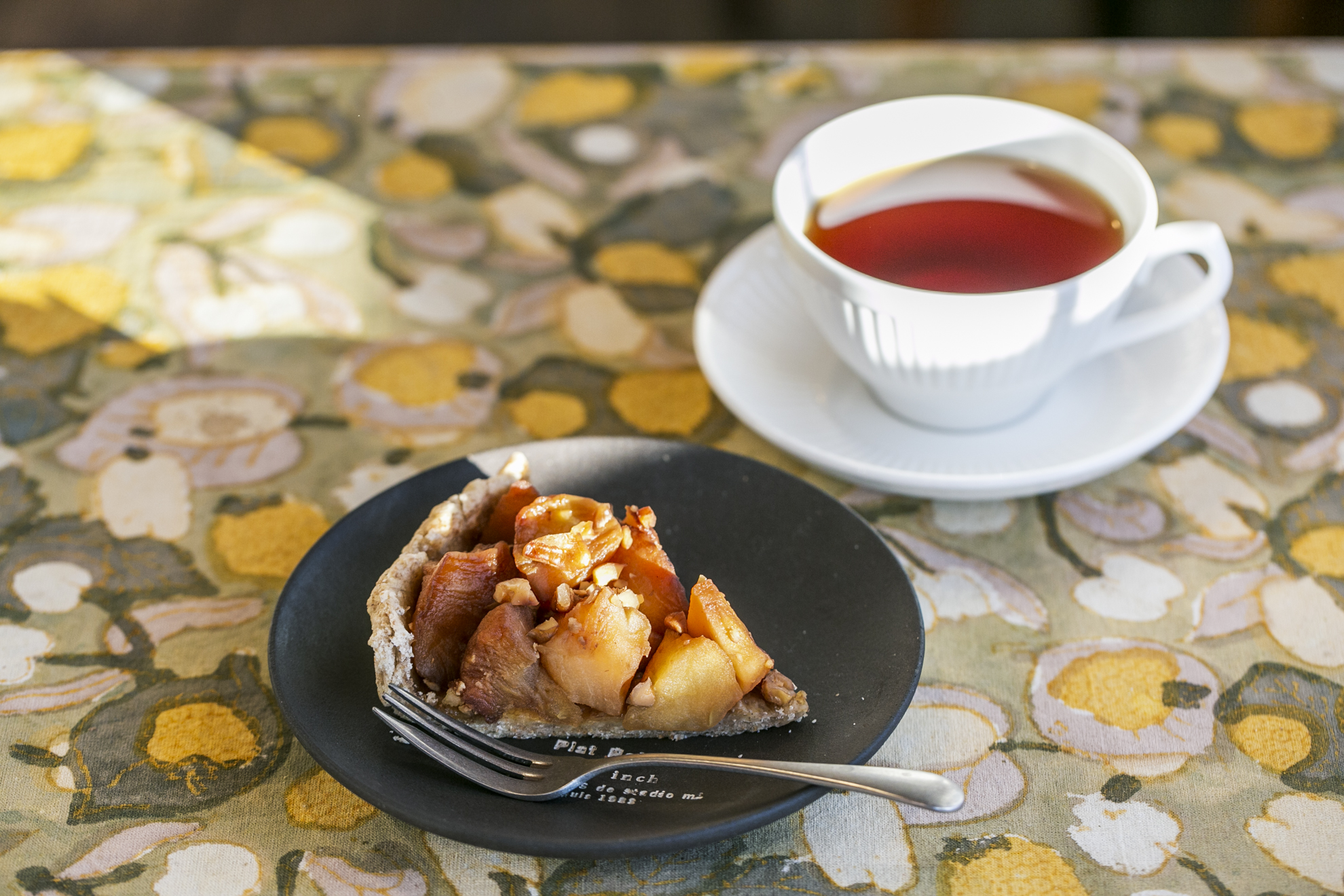 砂糖、卵、乳製品を一切使用していないアップルパイは紅茶とセットで900円