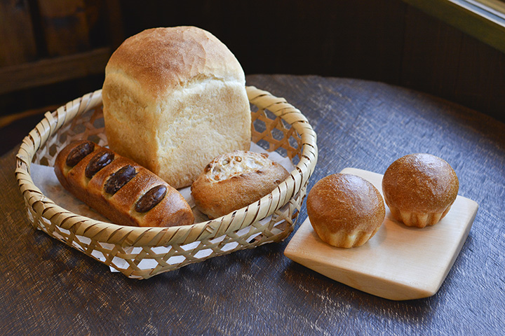左のかごは左から花豆パン、食パン、クルミパン。右はブリオッシュ