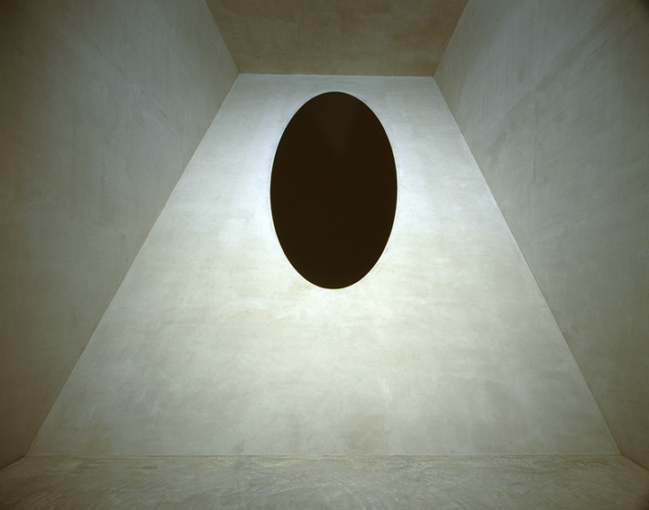 アニッシュ・カプーア「L’Origine du monde」2004 年　提供：金沢 21 世紀美術館