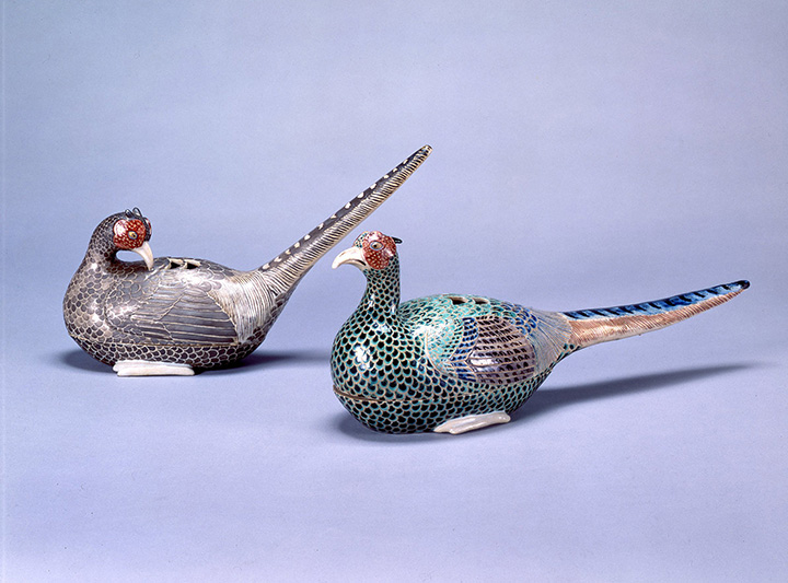 国宝の「色絵雉香炉」（右）と重要文化財の「色絵雌雉香炉」（左）