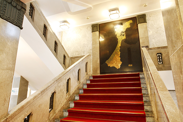 赤い絨毯が敷かれた重厚な階段。館内は自由に見学できる