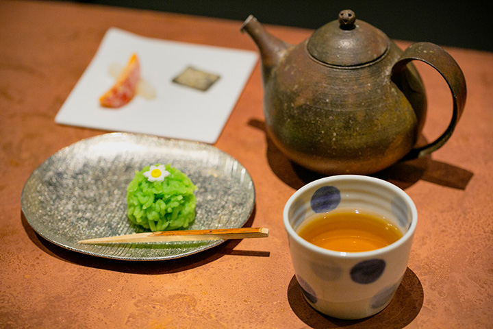 日本茶800円。定番の「献上加賀棒茶」や季節のほうじ茶など3種類から選べる。季節の菓子400円