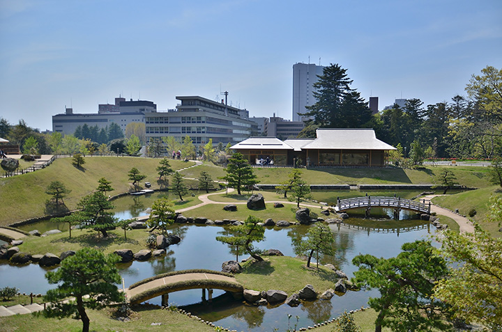 金沢城公園で優美な庭園を散策