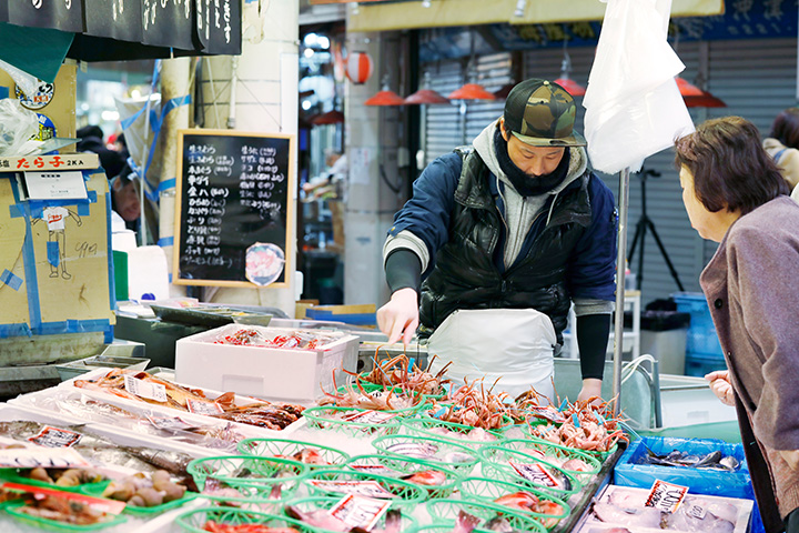 地元客と観光客でにぎわう市場の鮮魚店