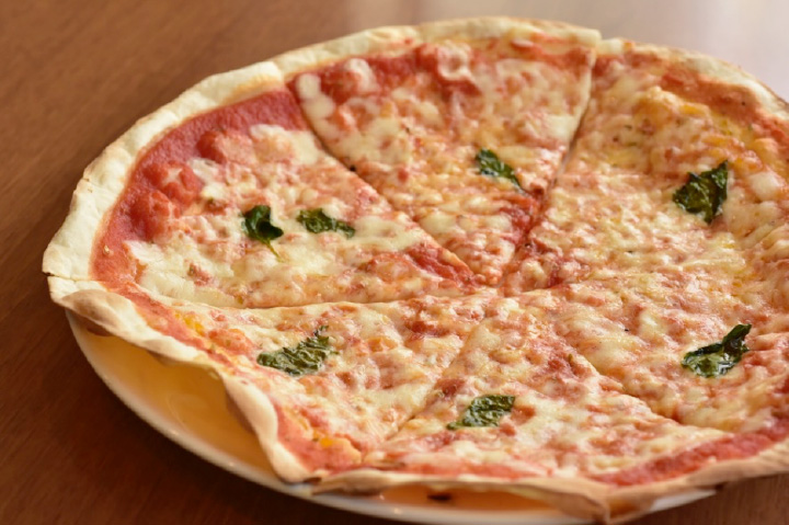 人気のピザは、生地がカリカリしていて美味。写真はマルゲリータ