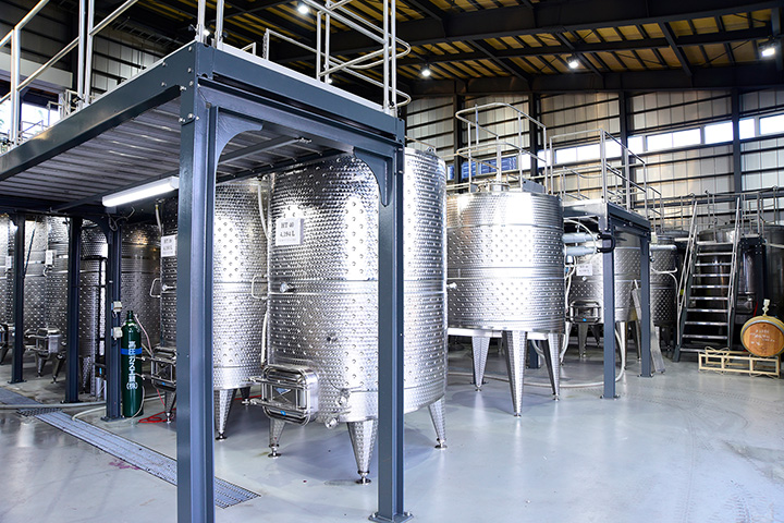 穂坂ワイナリーの醸造棟は見学自由。胴回りの太い赤ワイン用、細身の白ワイン用などタンクは5種類