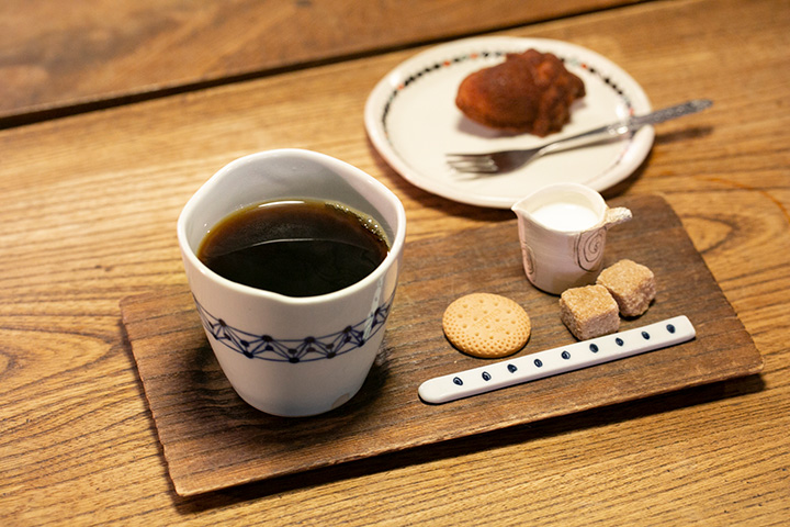 「二三味（にざみ）珈琲」のコーヒー450円と、どんぐりフィナンシェ180円（右奥）