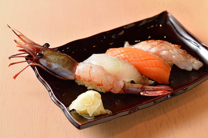 写真左からブドウエビ、マツカワガレイ、時不知（ときしらず）、炙りキンキ。握り寿司は時価
