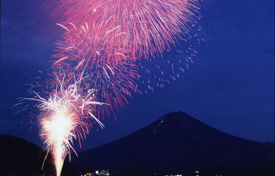【2023年版】富士山と共に楽しめる花火大会（河口湖・山中湖・他）