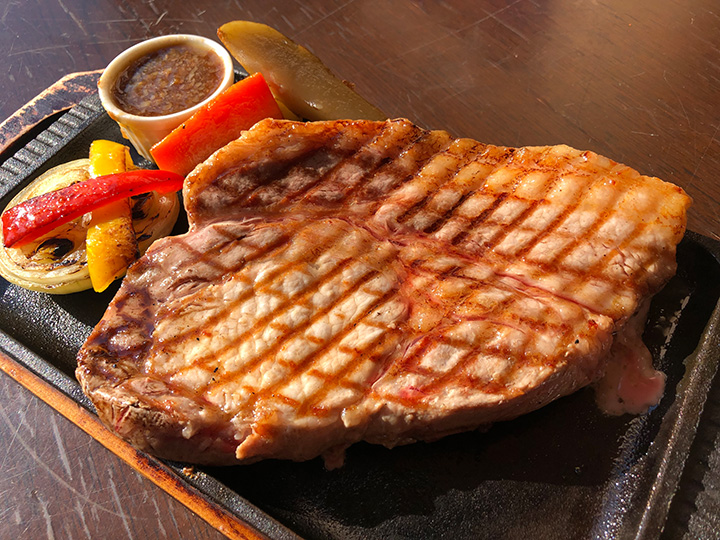 肉の旨みをシンプルに「味わうどろぶたリブロースのステーキ（300g）」1,880円