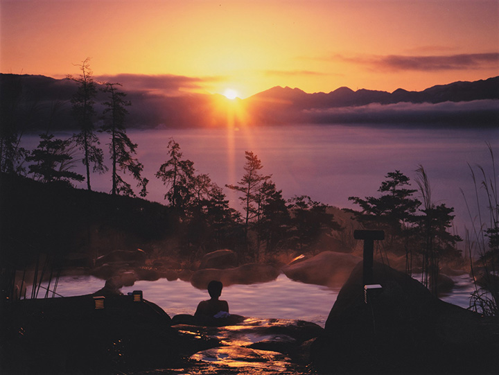 「あっちの湯」から眺める朝日と雲海。日の出前から入浴できるから見られる、特別な景色