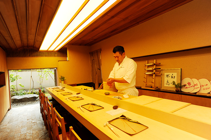 ヒノキのカウンターで包丁さばきを眺めながら寿司をつまむ贅沢なひととき