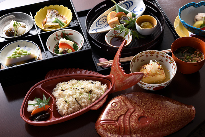 「松花堂 鯛ごはん」3,780円　季節の小鉢が入った松花堂、瓔珞豆腐、赤出汁、デザート付き