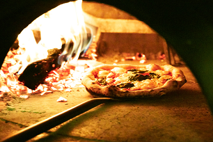 まき窯の火を眺めているとおいしいピザへの期待が高まる