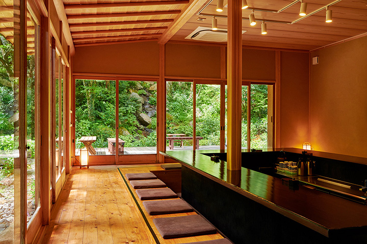 ガラス張りの大きな窓から美しい日本庭園を眺められる　※画像写真の無断転載を禁じる